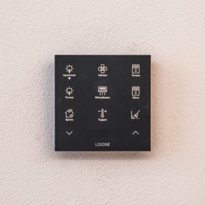 Ovládací panel chytré domácnosti Loxone na zdi apartmánu
