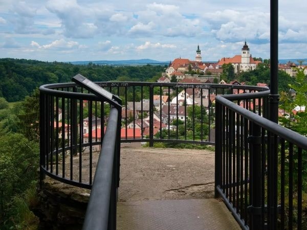 Juránkova vyhlídka s výhledem na zámek a historické centrum Nového Města nad Metují