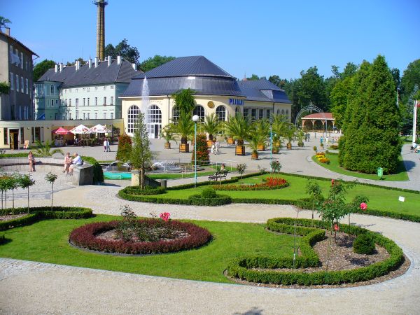 Lázeňský park s květinovými záhony v polském lázeňském městě Kudowa-Zdrój