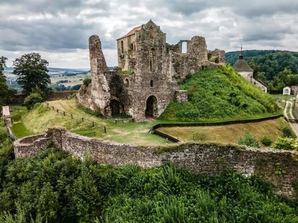 Zřícenina hradu Potštejn s kamennými hradbami